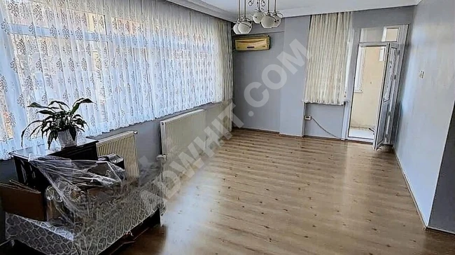 Fully vacant and well-maintained apartment on Merter Sirpsindiği Street by Güven Emlak.