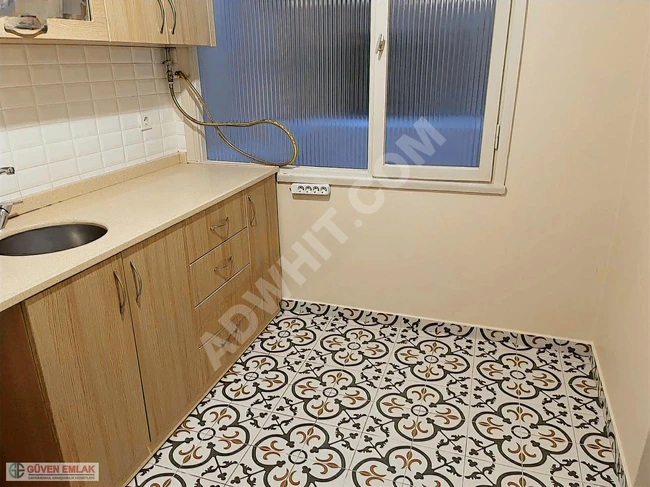 An apartment 3+1 with natural gas heating, elevator, newly painted, and close to transportation from Güven Emlak.