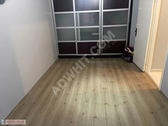 Corner apartment 3+1 equipped with natural gas heating and a parking space in good condition from GÜVEN EMLAK.