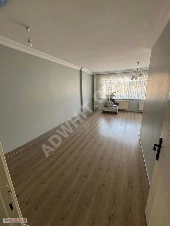 Fully vacant and well-maintained apartment on Merter Sirpsindiği Street by Güven Emlak.