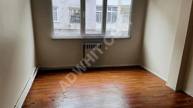 An apartment 3+1 with natural gas heating, elevator, newly painted, and close to transportation from Güven Emlak.