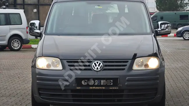 سيارة Volkswagen Caddy Combi 1.9 TDI موديل 2009 ببابين انزلاقيين أصلية ونظيفة ومُعتنى بها.