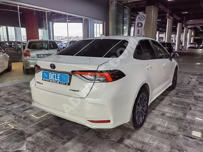 TOYOTA COROLLA 1.8 HYBRİD FLAME X PACK موديل 2021 + شاشة رقمية+ فتحة سقف - من DİCLE OTO