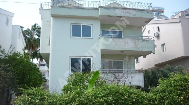 10+2 villa for sale with swimming pool, covering an area of 610 m2 within a complex located in the Mersin Mezitli area.