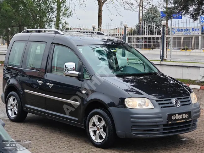 سيارة Volkswagen Caddy Combi 1.9 TDI موديل 2009 ببابين انزلاقيين أصلية ونظيفة ومُعتنى بها.