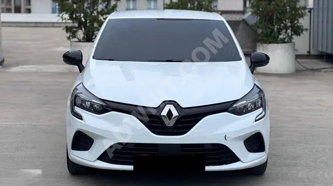 سيارة  RENAULT CLİO مويل 2023 أوتوماتيكي بدون عيوب  مع قرض  بنسبة فائدة  2.59&التبادل متاح