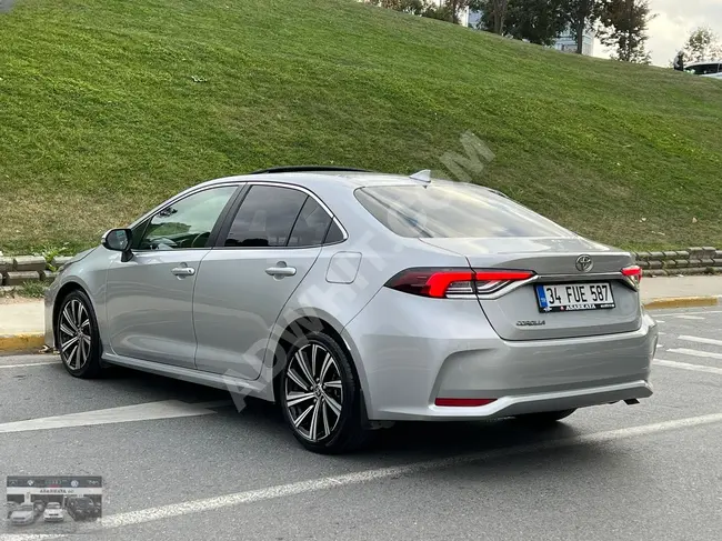 2022 - TOYOTA COROLLA - مسافة مقطوعة 73.681 كم - فتحة سقف بانورامية - مرايا قابلة للطي - مقاعد مع مقبس شاحن هاتف - كاميرا خلفية - مصابيح LED - كاملة المواصفات