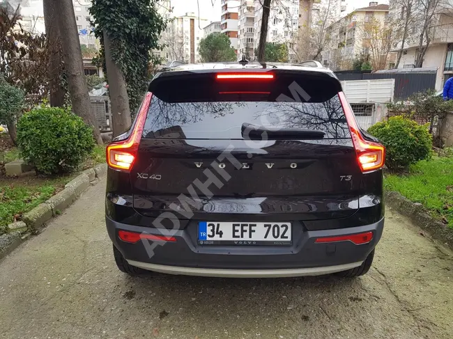 VOLVO XC40 1.5 T3 INSCRIPTION model 2021 with a glass roof, without defects and without paint.