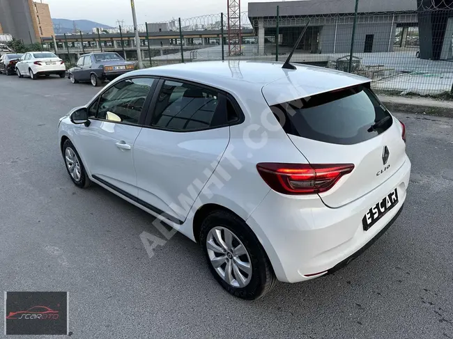 Renault Clio with navigation system and original Tesla rear-view screen