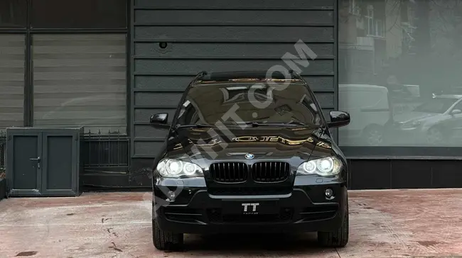 BMW X5 3.0d xDrive model 2008, with a payment of 700,000 Turkish Lira with the option of installment or loan.