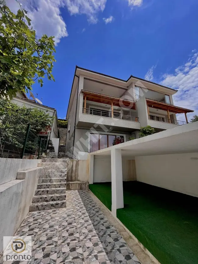 SAPANCA GÖL MAHALLESİNDE TRIPLEX VİLLA EŞYALI