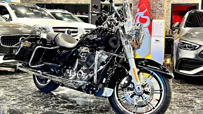 HARLEY DAVIDSON ROAD KING VIVID motorcycle model 2022 - in glossy black with a distance of 7,470 kilometers