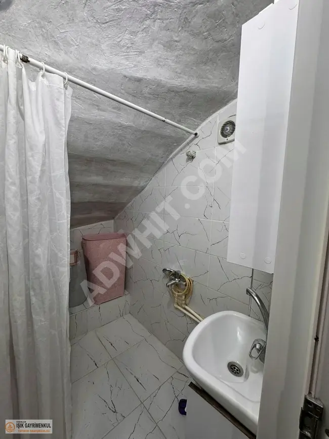 2+1 apartment with high entry for sale in a regular building with IŞIK REAL ESTATE guarantee.