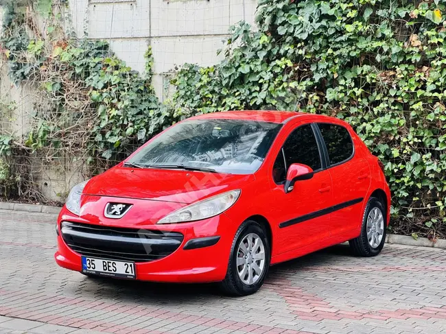 سيارة Peugeot 207 لون أحمر - كيلومتر منخفض جيد الصيانة.