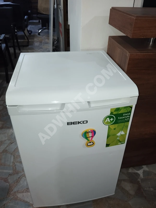 Small clean refrigerator suitable for an office