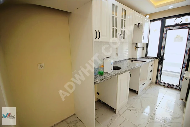 2+1 apartment (80 square meters) on the middle floor with an elevator, spacious in the center of SEFAKÖY.