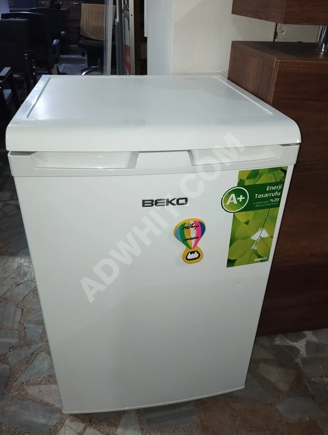 Small clean refrigerator suitable for an office