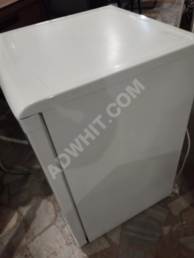 Small clean refrigerator suitable for an office