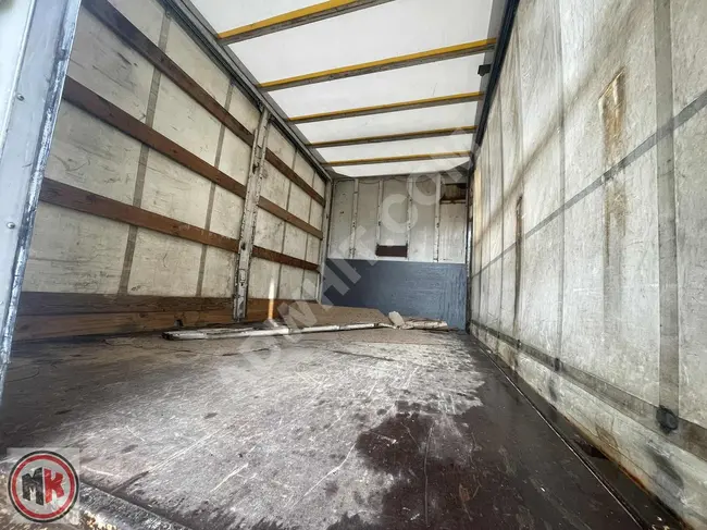 Truck box with aluminum cover featuring a movable roof and sliding curtains