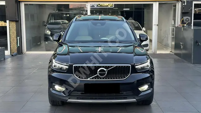 سيارة VOLVO XC40 1.5 موديل 2020 - بدون حوادث من المالك الأول مع سقف زجاجي * ذاكرة *نظام ملاحة