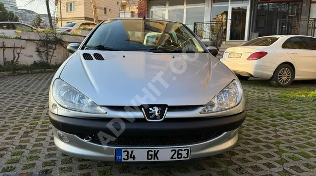 PEUGEOT 206 1.4 X-LINE car, model 2005, 140,000 km, significantly damaged.