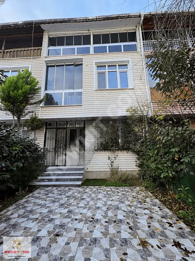 Three-story villa for rent, 4+1 with an area of 220 square meters in the ÖZGÜLKENT complex.