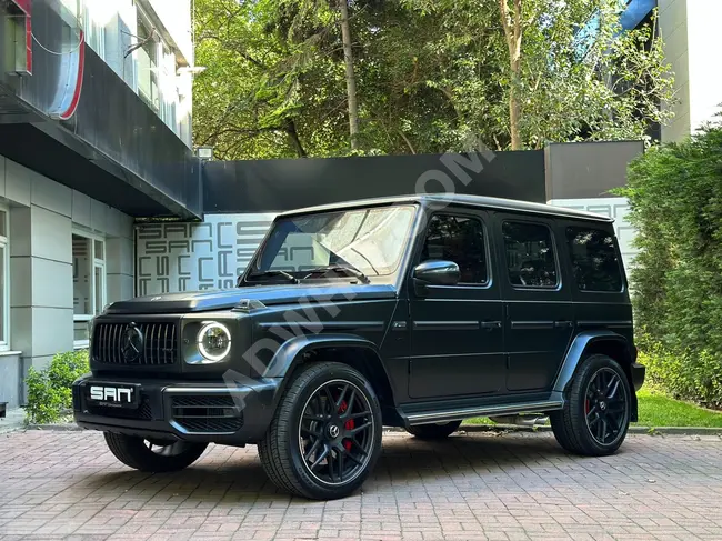 سيارة MERCEDES G63 AMG موديل 2023  إصدار الوكيل لون أسود مطفي مع عجلة قيادة رياضية