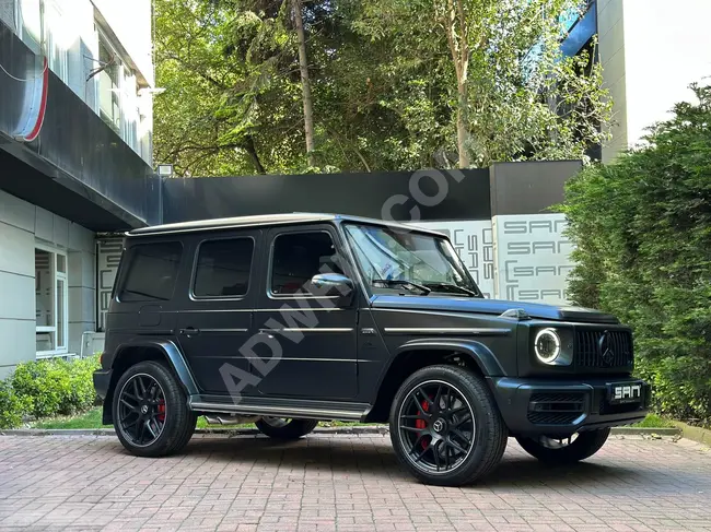 سيارة MERCEDES G63 AMG موديل 2023  إصدار الوكيل لون أسود مطفي مع عجلة قيادة رياضية