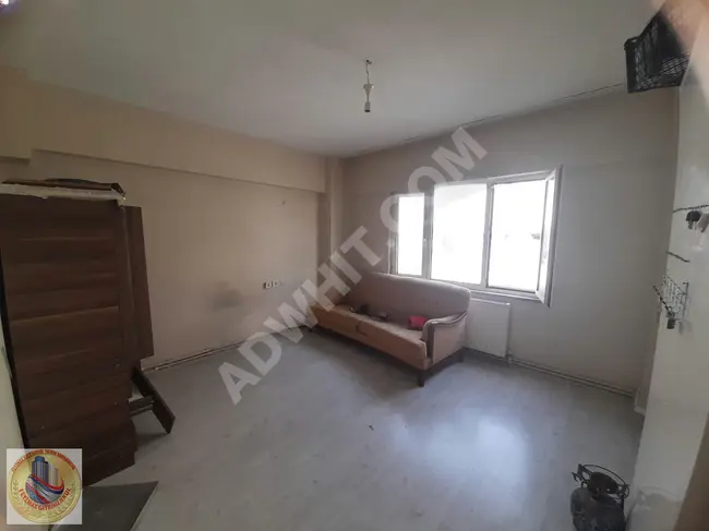 In the AYDINTEPE area in TUZLA, the top floor in a 5-storey building with a land area of 150 square meters, with a title deed.