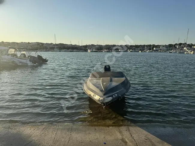 A 6-meter speedboat with an EVINRUDE engine of 175 horsepower, manufactured in 2009.