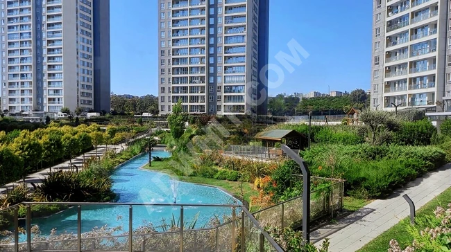 للبيع شقة 4+1 مطلة على البحيرة بسعر رخيص في مجمع Bahçeşehir Göl Panorama