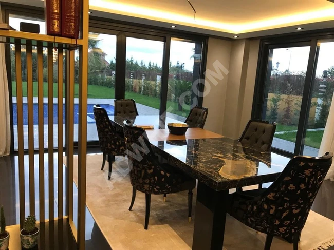 Büyük bahçeli ve büyük yüzme havuzlu kiralık villa