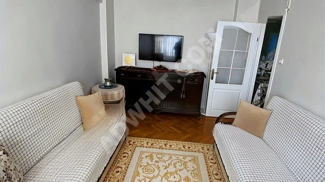 2+1 apartment with living room, high entrance, two facades, price is 3,400,000 Turkish lira in the Fatih Seyit Ömer area.