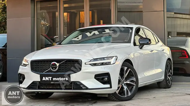 سيارة VOLVO S60 2.0 B5 PLUS DARK موديل 2023 بدون أي عيوب + HARMAN + التبريد + 4 تسخين