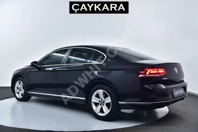 Volkswagen Passat Car, model 2019, with 125,000 km, automatic diesel, black color, with beige interior.