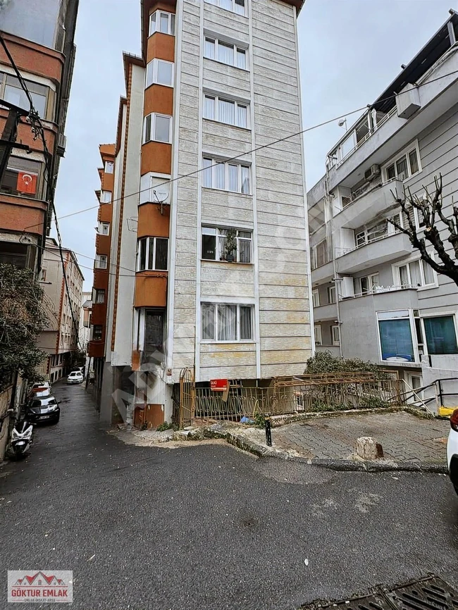 2+1 apartment for rent just one minute from the street in ŞIŞLI GÜLBAĞ