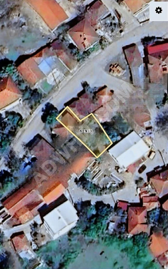 A plot of land measuring 463 square meters with a house in KOCAELİ KANDIRA AKBAL suitable for construction.