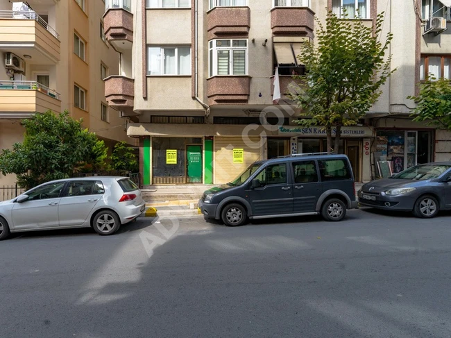 Commercial store for sale with an area of 75 square meters, including a storage room and direct entrance.