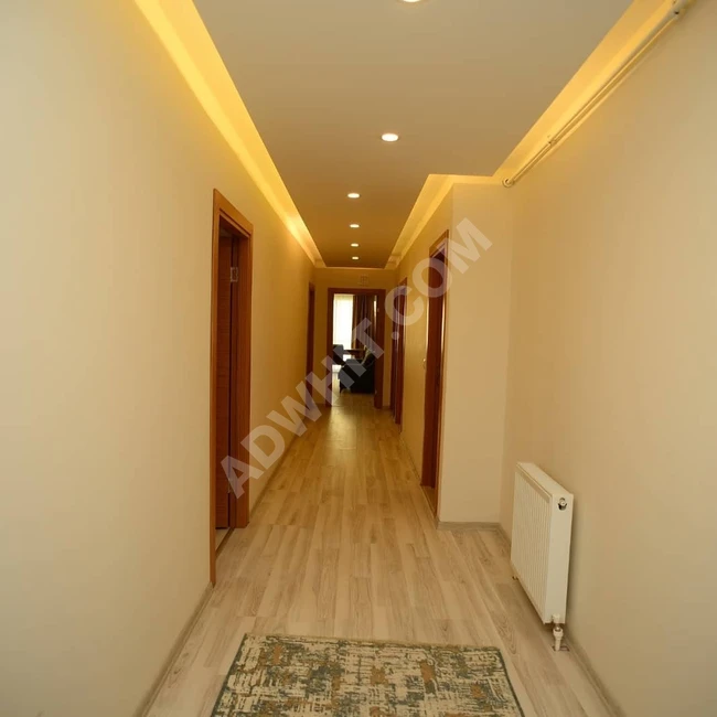 Aylık kiralık, 3+1, iki banyo ve mutfaktan oluşan paylaşımlı dairede bir oda.