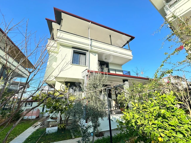 Independent villa for sale 4+1 near the sea in Ürkmez