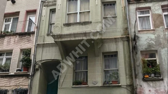 Unique building for sale in the center of BALAT with a land area of 150 square meters and a building area of 90 square meters.