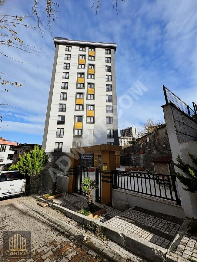 Luxury apartment for sale with an area of 100 square meters, including a parking spot within a residential complex in EYÜP SİLAHTAR.