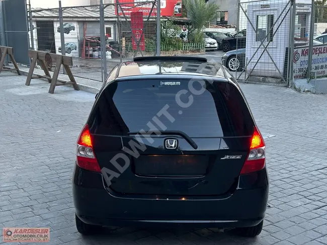 سيارة HONDA JAZZ 1.4 ELİTE موديل 2004 - فتحة سقف + باقة كاملة