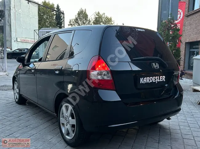 سيارة HONDA JAZZ 1.4 ELİTE موديل 2004 - فتحة سقف + باقة كاملة