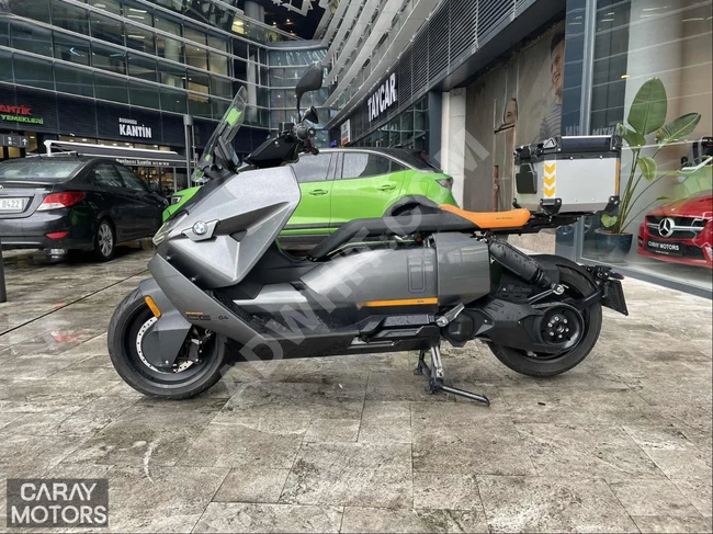 دراجة نارية BMW C04 موديل 2023 - شاحن سريع- حقيبة- زجاج أمامي- تدفئة المقابض