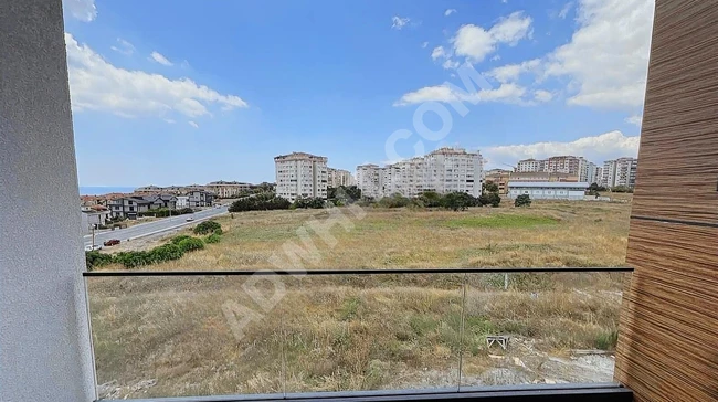 For sale: 1+1 loft apartment with a balcony and sea view in Beylikdüzü in Mari.