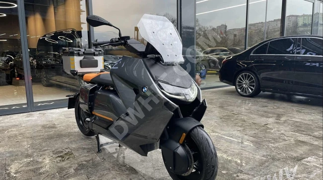 دراجة نارية BMW C04 موديل 2023 - شاحن سريع- حقيبة- زجاج أمامي- تدفئة المقابض