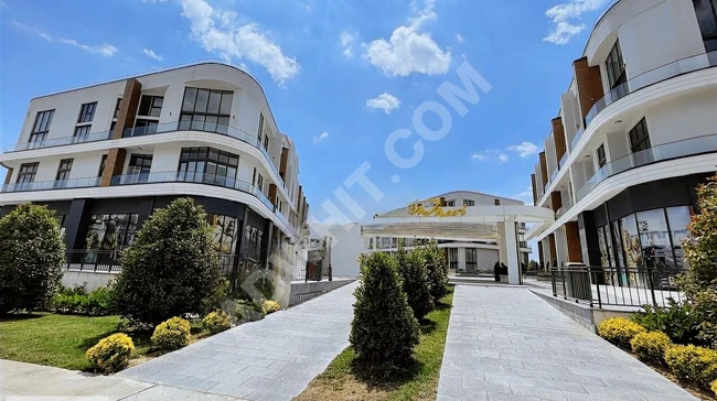 For sale: 1+1 loft apartment with a balcony and sea view in Beylikdüzü in Mari.