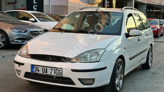 FORD FOCUS SW - Automatic - Model 2003 - The engine cover, roof, and trunk are in their original condition.