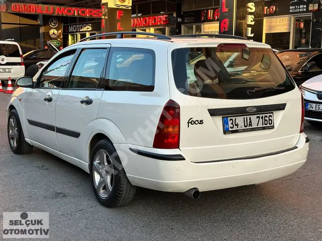 FORD FOCUS SW - Automatic - Model 2003 - The engine cover, roof, and trunk are in their original condition.